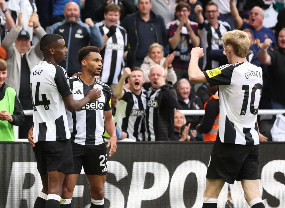 Alexander Isak y Anthony Gordon, junto a Jacob Murphy en un partido del Newcastle United de la pasada temporada
