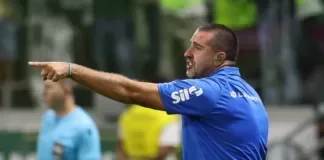 O preparador físico João Martins, da SE Palmeiras, em jogo contra a equipe do C Athletico Paranaense, durante partida válida pela décima segunda rodada, do Campeonato Brasileiro, Série A, na arena Allianz Parque. (Foto Cesar GrecoPalmeirasby Canon)