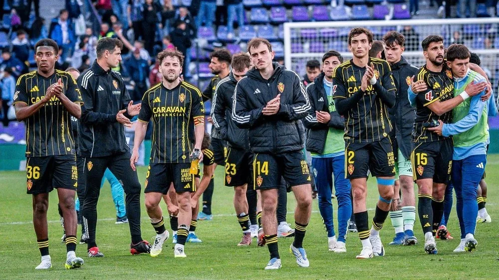 Los jugadores del Real Zaragoza aplauden a la afición blanquilla desplazada a Valladolid tras otra derrota.