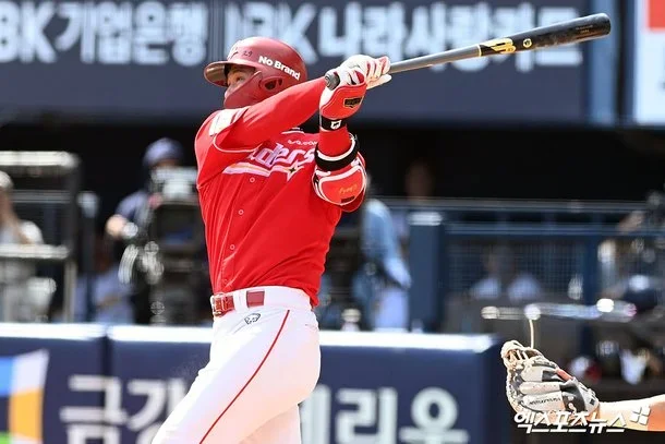10일 오후 서울 송파구 잠실야구장에서 열린 '2026 신한 SOL Bank KBO리그' SSG 랜더스와 두산 베어스의 경기, 4회초 SSG 최정이 안타를 날리고 있다. 잠실, 고아라 기자