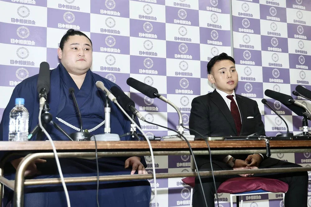 番付発表会見　質問に答える若ノ勝（左）と湊川親方＝2026年4月27日